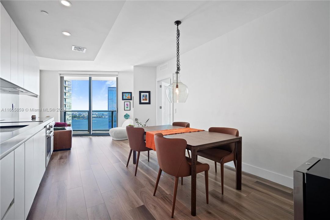 For Sale: $525,000 (1 beds, 1 baths, 746 Square Feet)