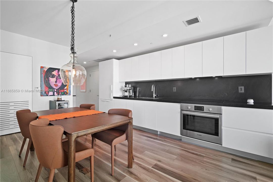 For Sale: $525,000 (1 beds, 1 baths, 746 Square Feet)