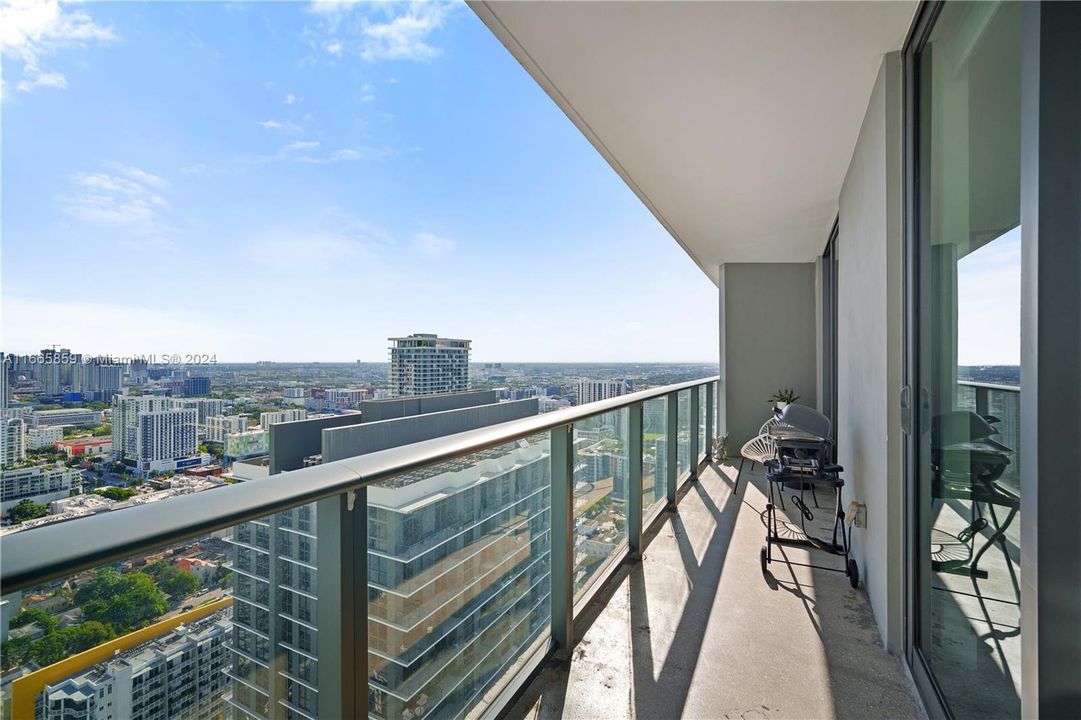 For Sale: $525,000 (1 beds, 1 baths, 746 Square Feet)