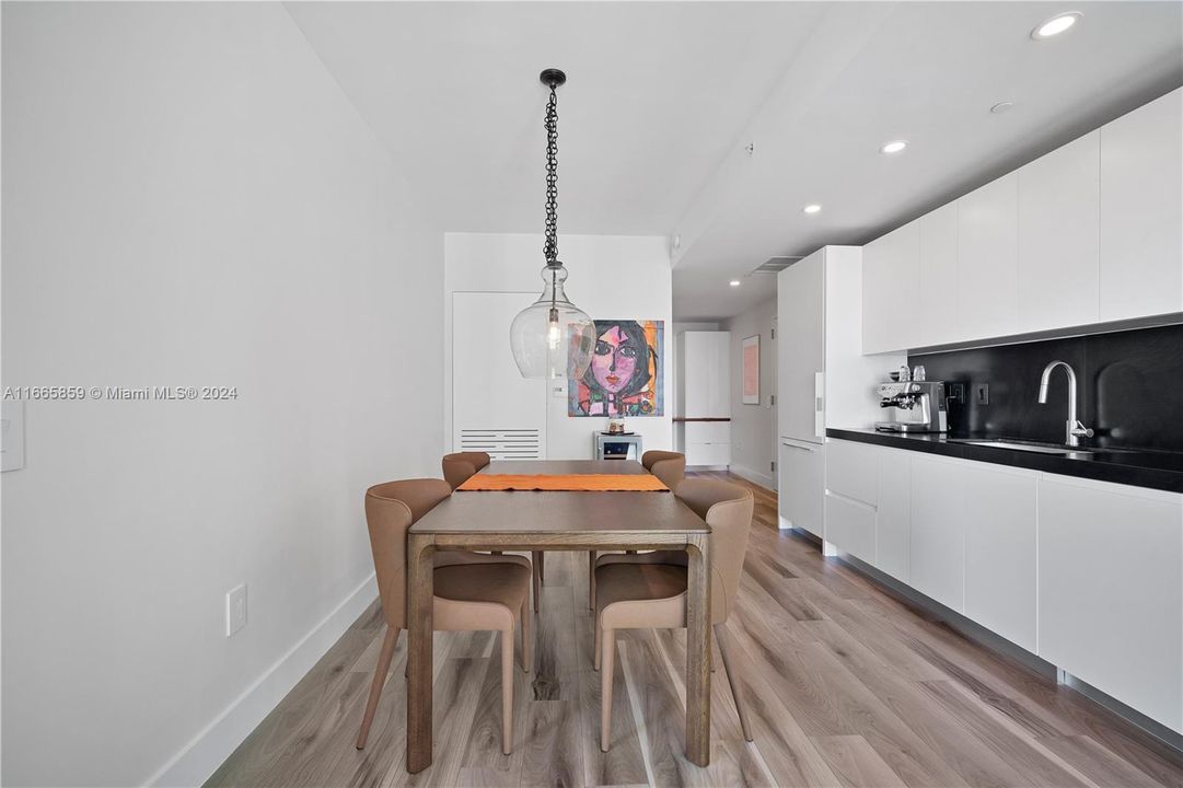 For Sale: $525,000 (1 beds, 1 baths, 746 Square Feet)