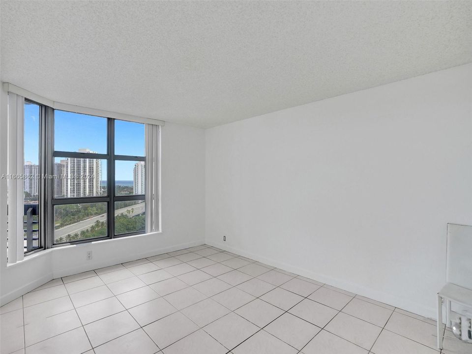 For Sale: $359,000 (2 beds, 2 baths, 1181 Square Feet)