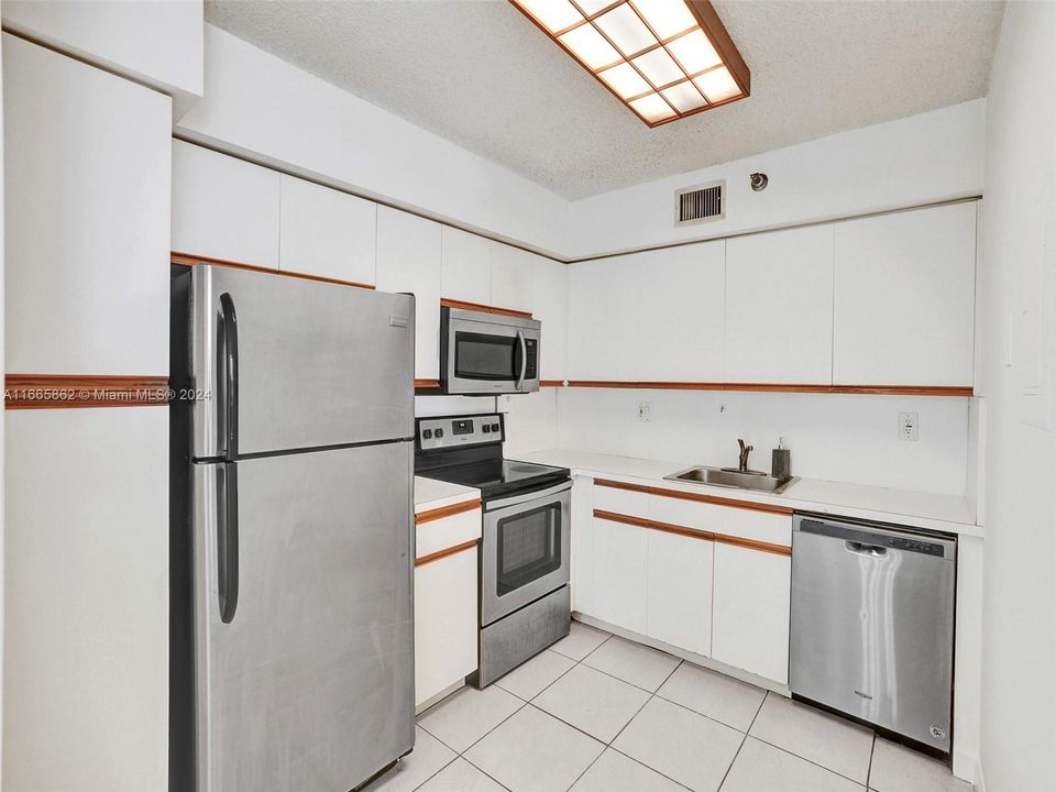 For Sale: $359,000 (2 beds, 2 baths, 1181 Square Feet)