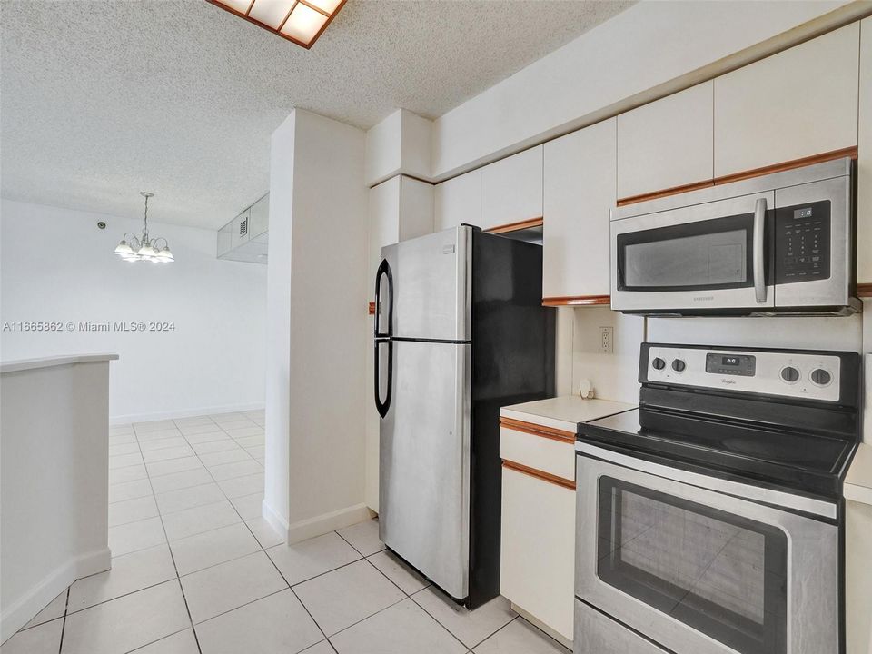 For Sale: $359,000 (2 beds, 2 baths, 1181 Square Feet)