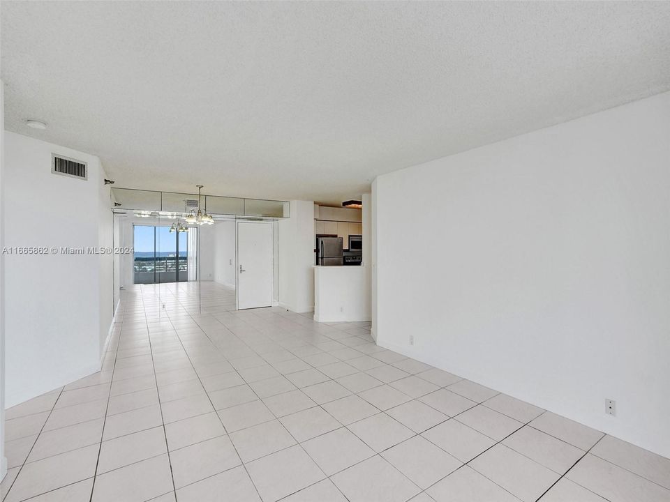 For Sale: $359,000 (2 beds, 2 baths, 1181 Square Feet)