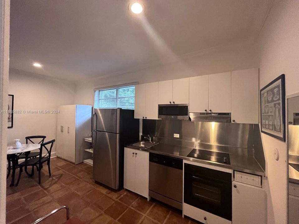 For Rent: $2,200 (1 beds, 1 baths, 750 Square Feet)