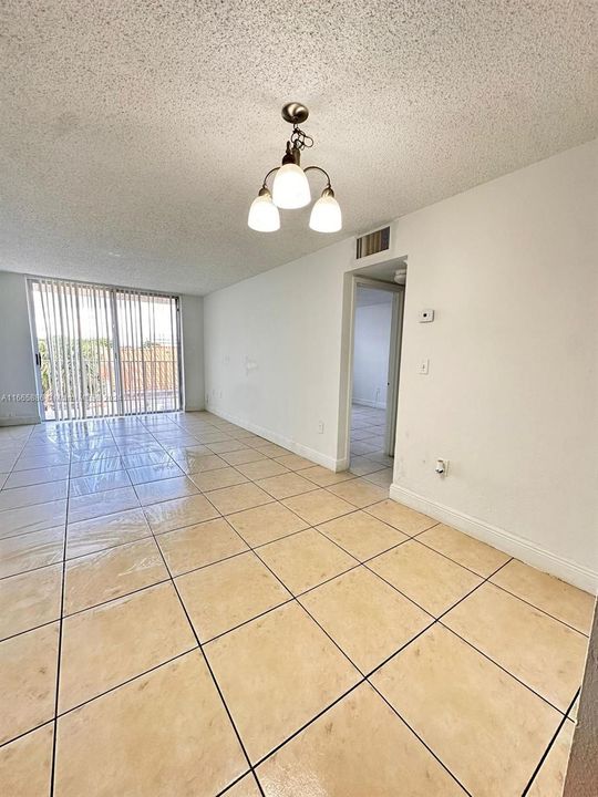 For Rent: $1,700 (1 beds, 1 baths, 673 Square Feet)