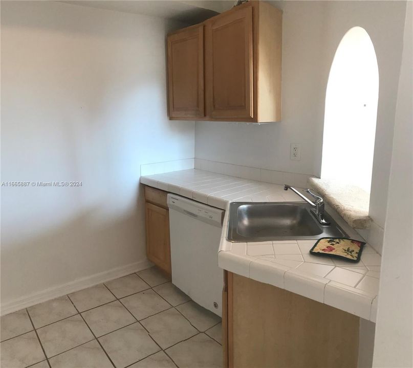 For Rent: $2,650 (2 beds, 2 baths, 800 Square Feet)