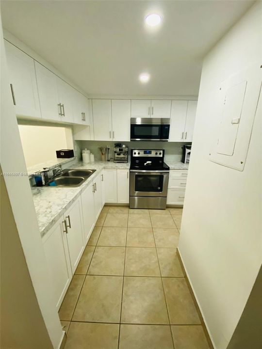 For Rent: $2,600 (2 beds, 2 baths, 958 Square Feet)