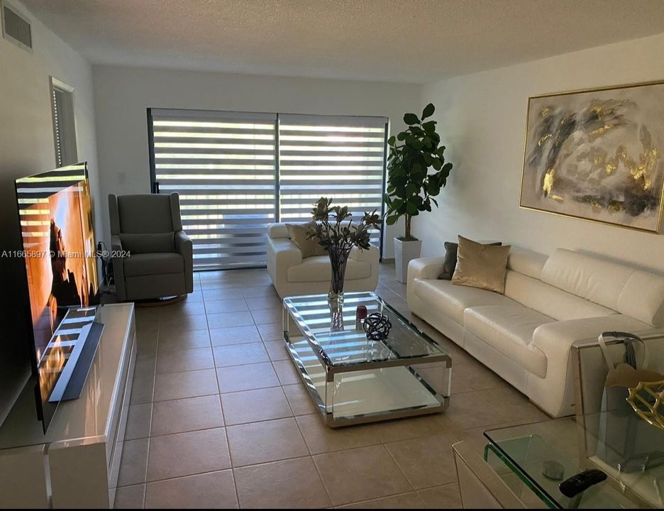 For Rent: $2,600 (2 beds, 2 baths, 958 Square Feet)