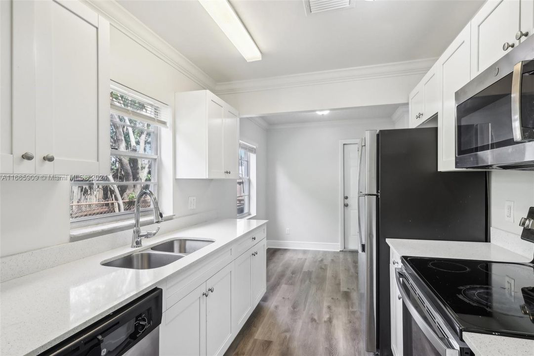 For Sale: $445,000 (2 beds, 2 baths, 1078 Square Feet)