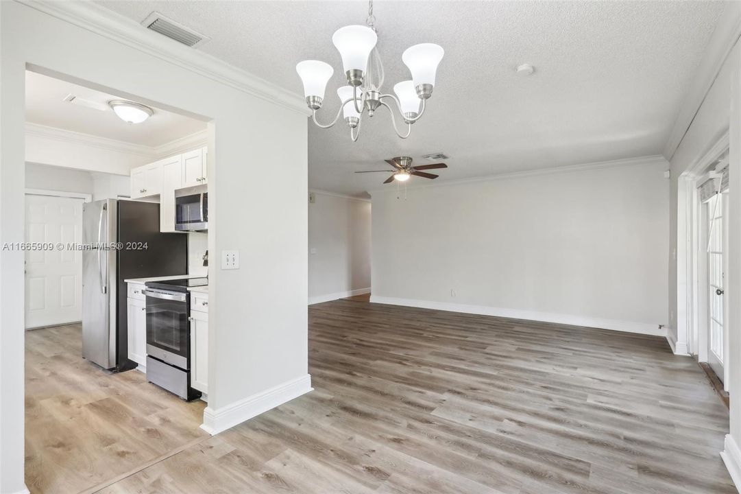 For Sale: $445,000 (2 beds, 2 baths, 1078 Square Feet)