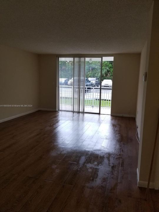 For Rent: $2,100 (2 beds, 1 baths, 980 Square Feet)