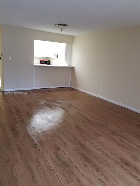 For Rent: $2,100 (2 beds, 1 baths, 980 Square Feet)