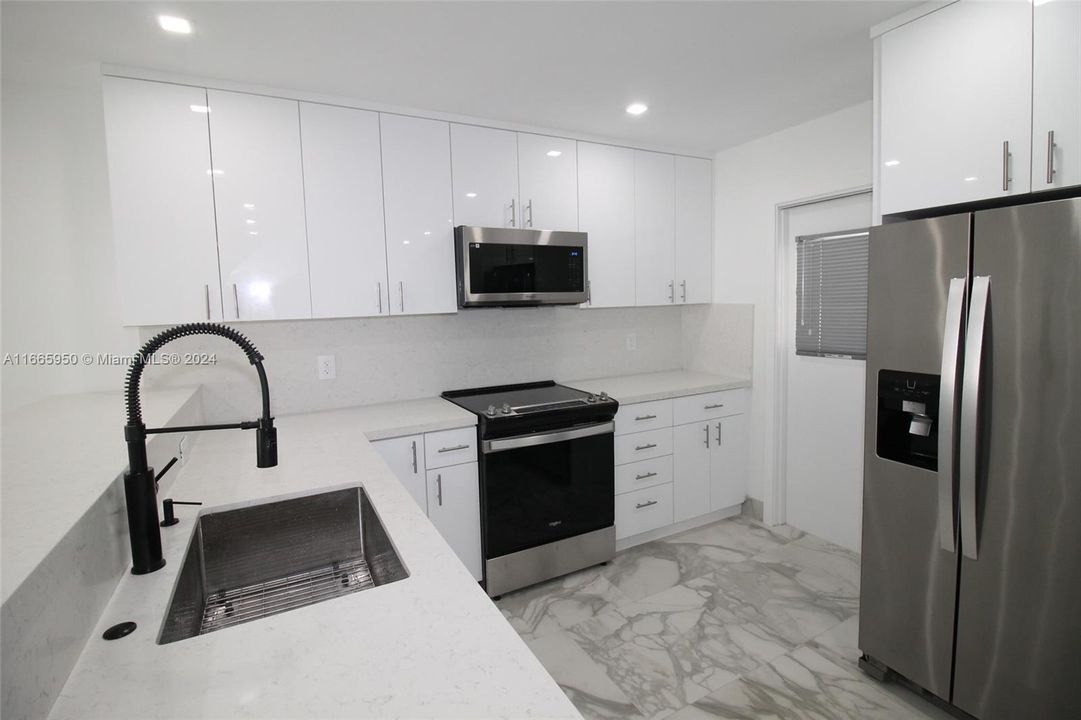 For Sale: $325,000 (2 beds, 2 baths, 1131 Square Feet)