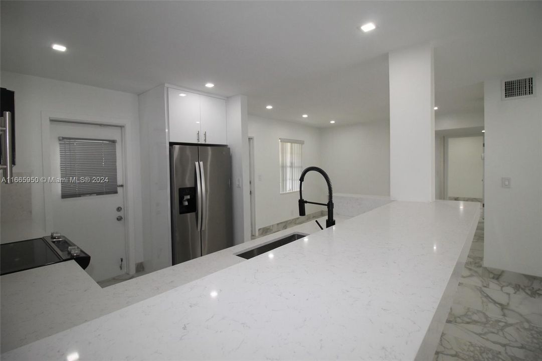 For Sale: $325,000 (2 beds, 2 baths, 1131 Square Feet)