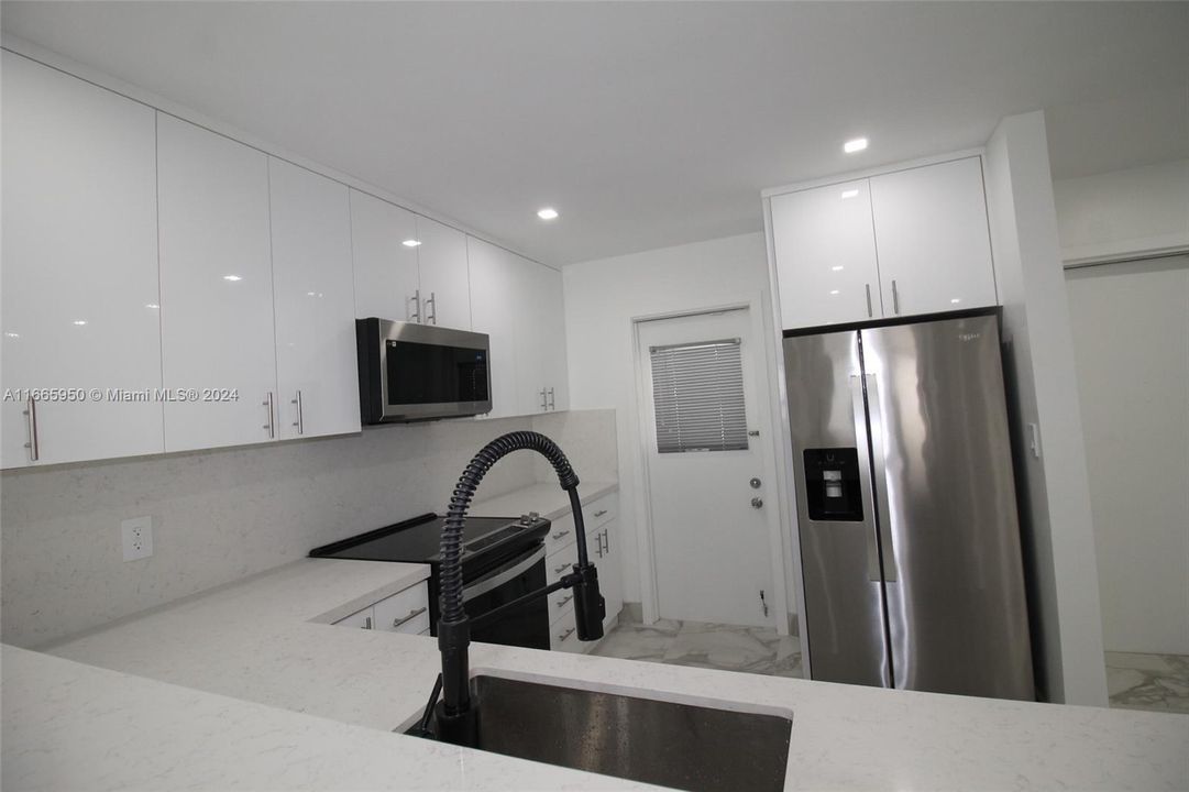 For Sale: $325,000 (2 beds, 2 baths, 1131 Square Feet)