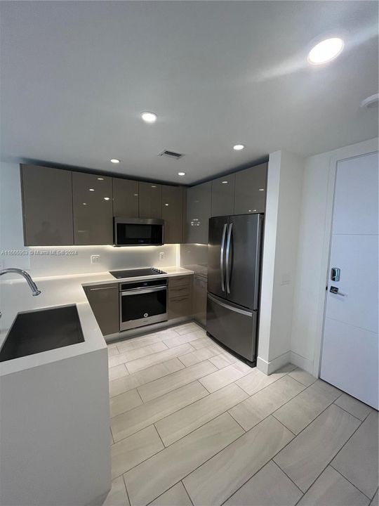 For Sale: $549,000 (2 beds, 2 baths, 1026 Square Feet)