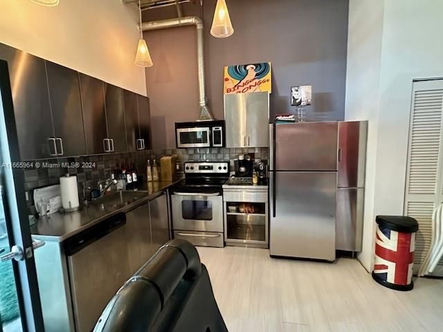 For Sale: $700,000 (1 beds, 1 baths, 1063 Square Feet)