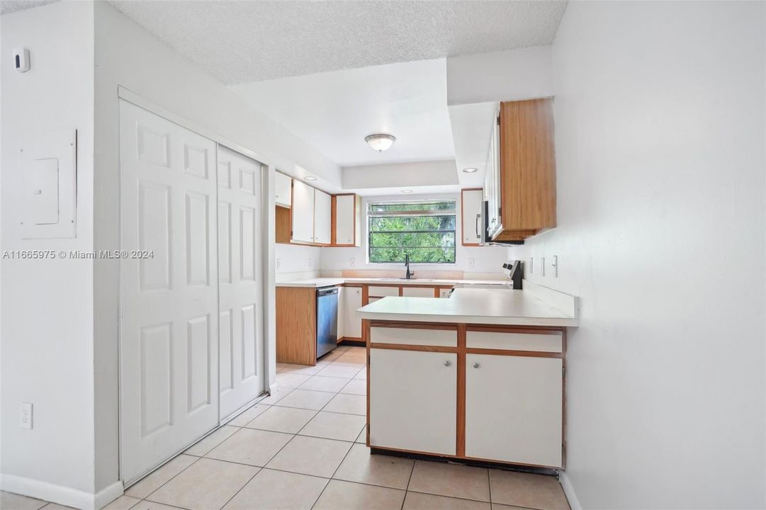 For Sale: $269,900 (2 beds, 1 baths, 1170 Square Feet)