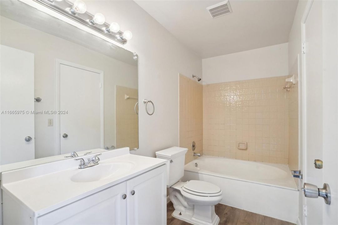 For Sale: $269,900 (2 beds, 1 baths, 1170 Square Feet)