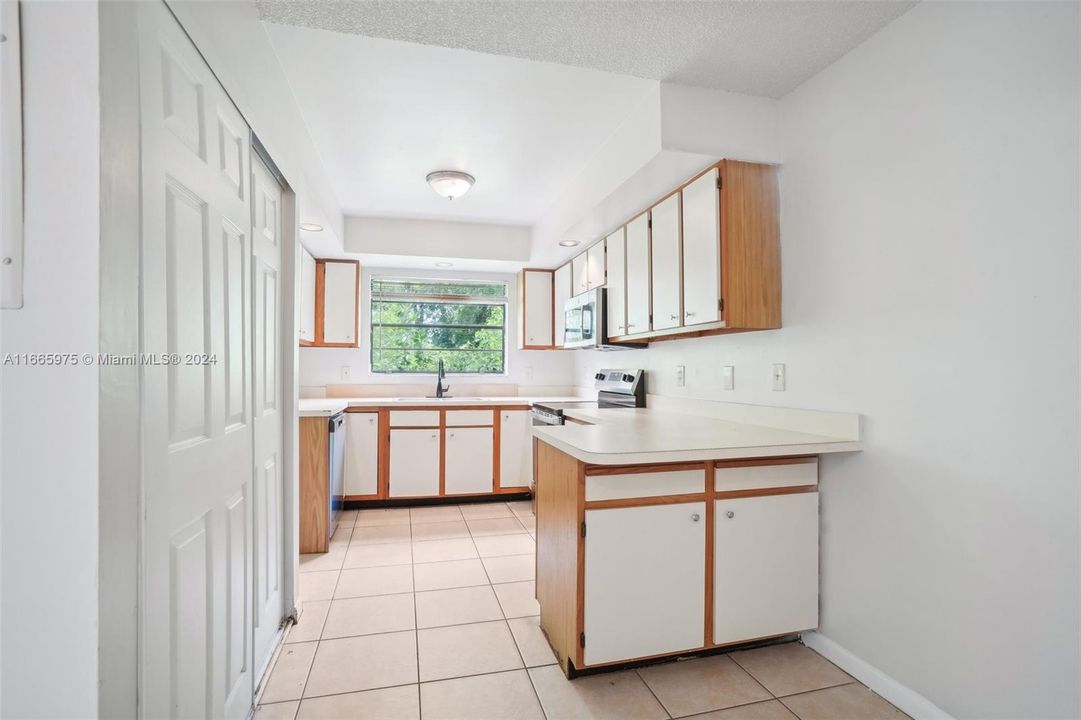 For Sale: $269,900 (2 beds, 1 baths, 1170 Square Feet)