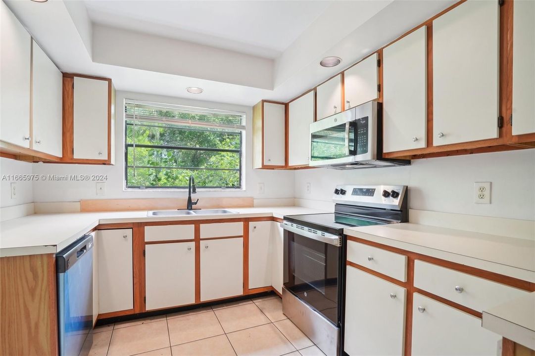 For Sale: $269,900 (2 beds, 1 baths, 1170 Square Feet)