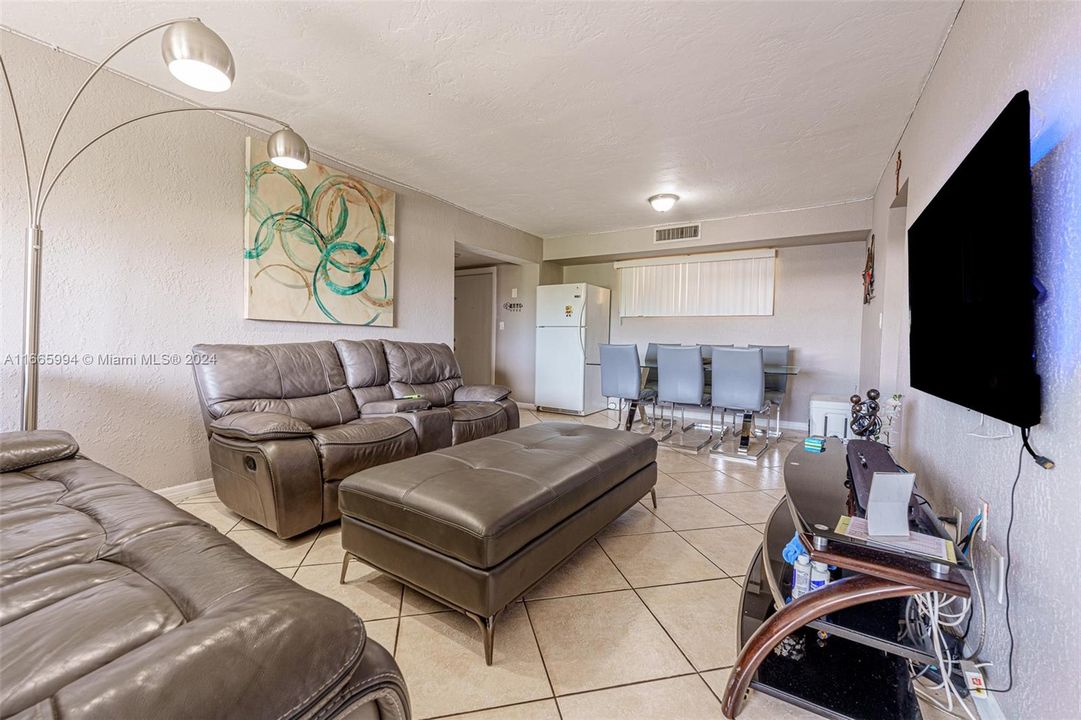 For Sale: $334,700 (3 beds, 2 baths, 1200 Square Feet)