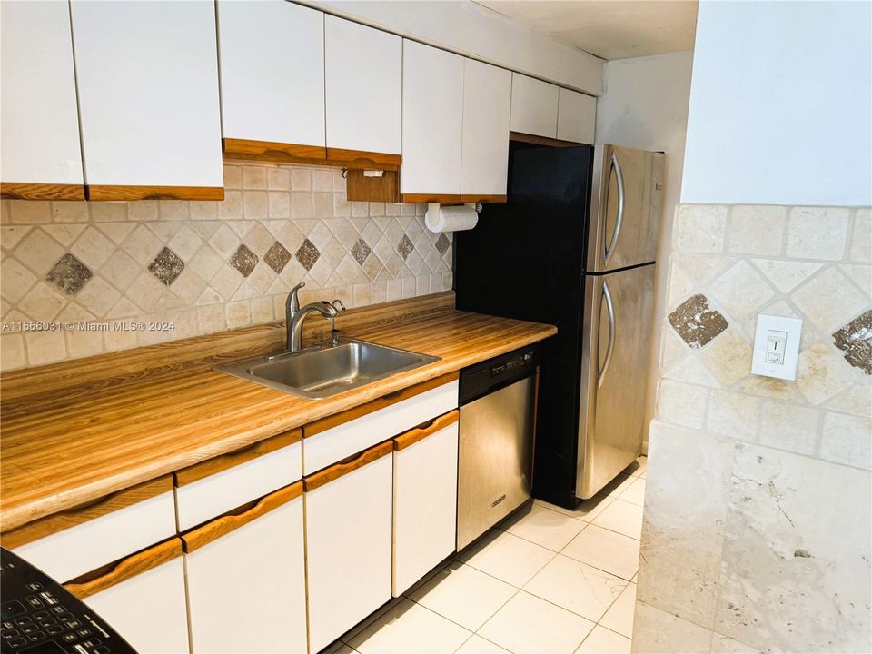 For Sale: $344,500 (1 beds, 1 baths, 831 Square Feet)