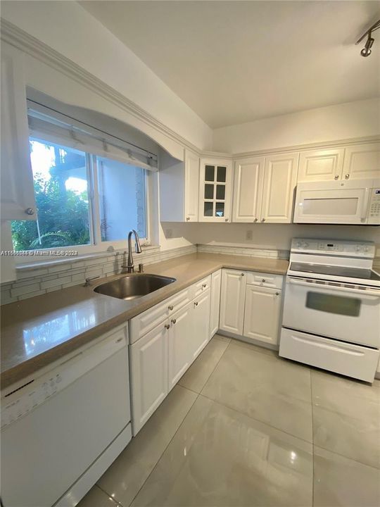 For Rent: $3,200 (2 beds, 2 baths, 1282 Square Feet)