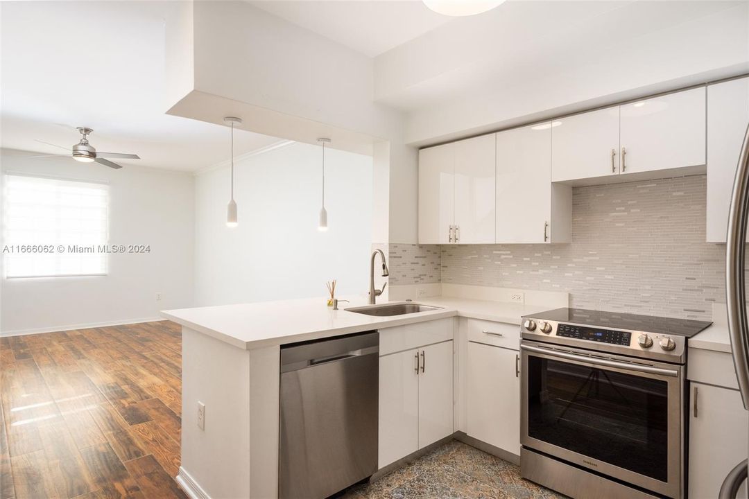 For Rent: $2,400 (1 beds, 1 baths, 859 Square Feet)