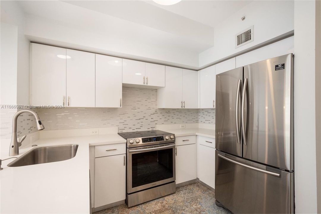 For Rent: $2,400 (1 beds, 1 baths, 859 Square Feet)