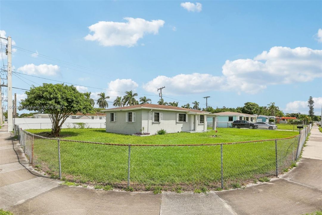 For Sale: $505,000 (3 beds, 2 baths, 1092 Square Feet)