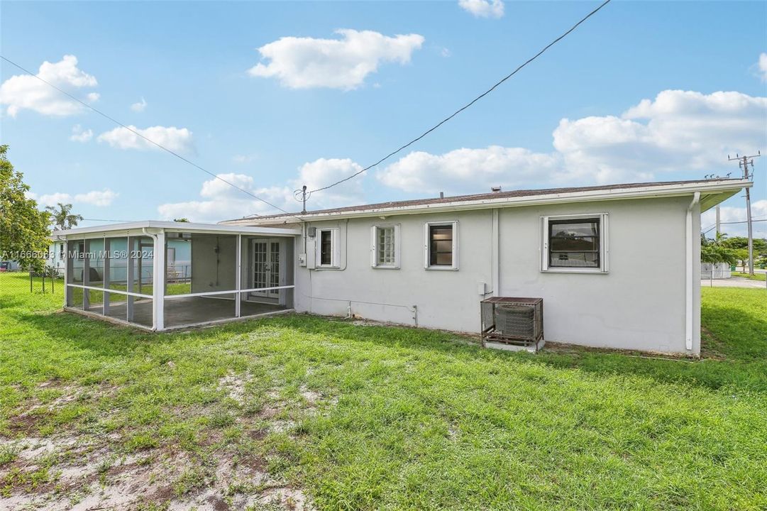 For Sale: $505,000 (3 beds, 2 baths, 1092 Square Feet)