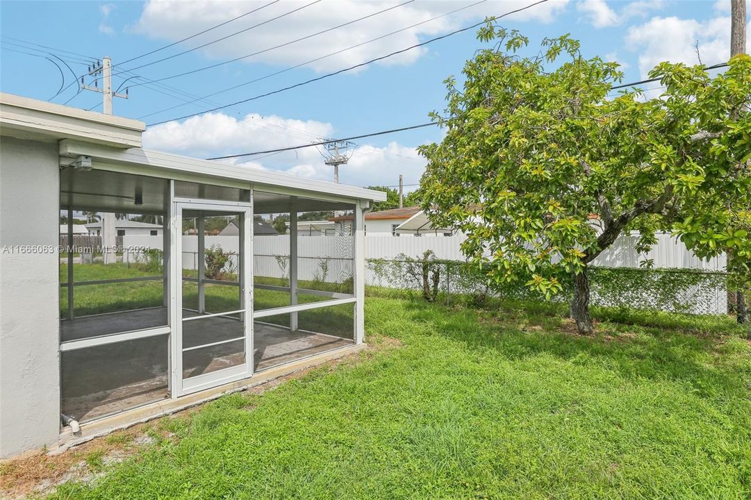 For Sale: $505,000 (3 beds, 2 baths, 1092 Square Feet)