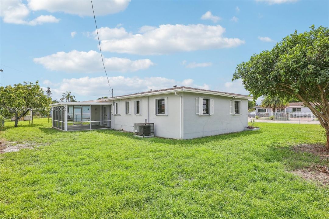 For Sale: $505,000 (3 beds, 2 baths, 1092 Square Feet)