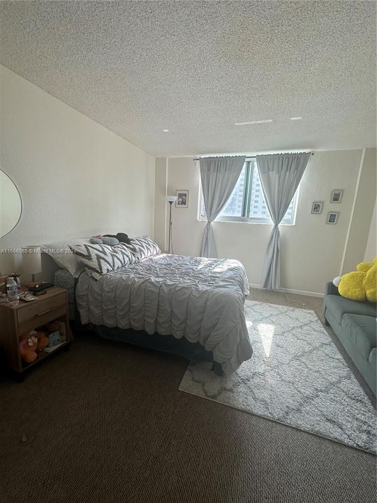 For Rent: $2,000 (1 beds, 1 baths, 1005 Square Feet)