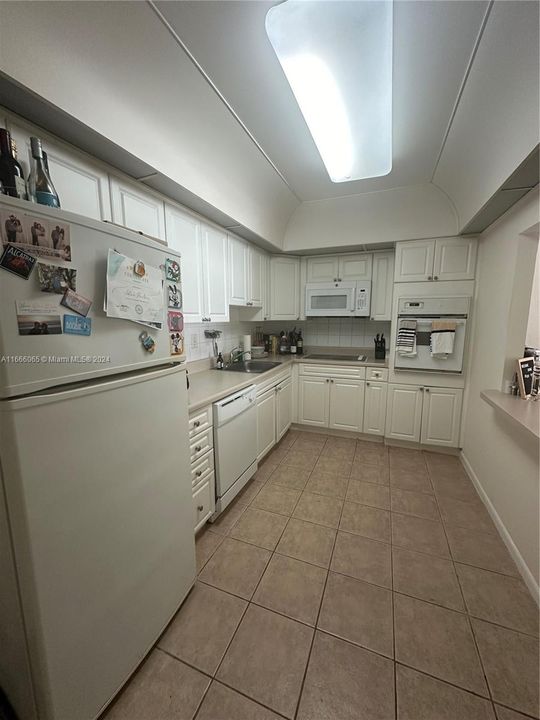 For Rent: $2,000 (1 beds, 1 baths, 1005 Square Feet)