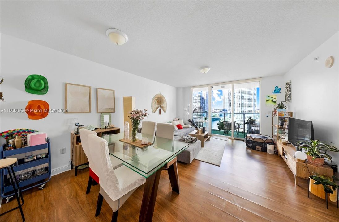 For Sale: $475,000 (1 beds, 1 baths, 757 Square Feet)