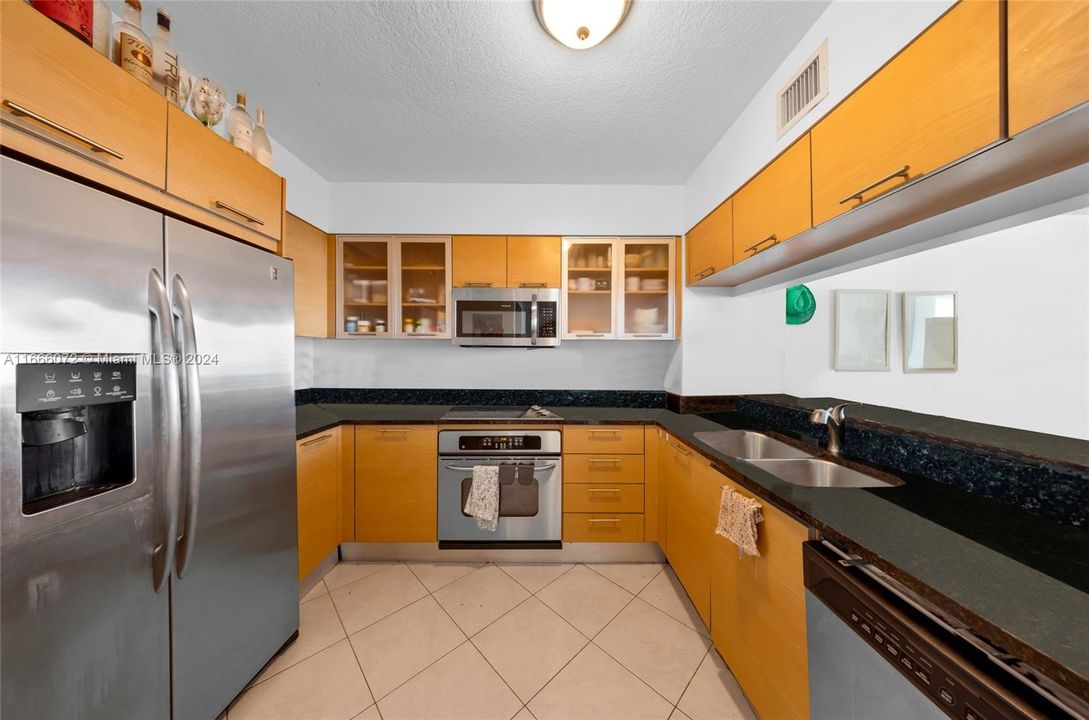 For Sale: $475,000 (1 beds, 1 baths, 757 Square Feet)