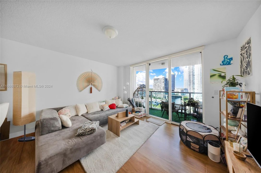 For Sale: $475,000 (1 beds, 1 baths, 757 Square Feet)