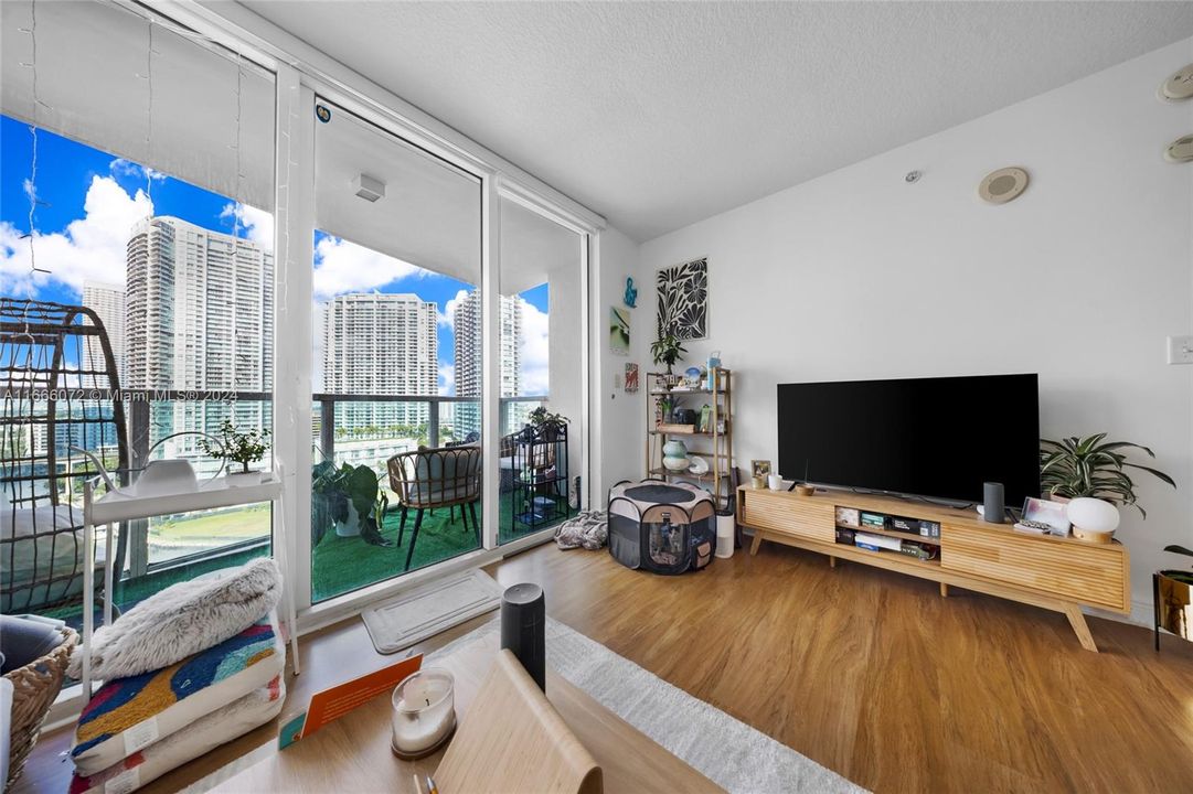 For Sale: $475,000 (1 beds, 1 baths, 757 Square Feet)