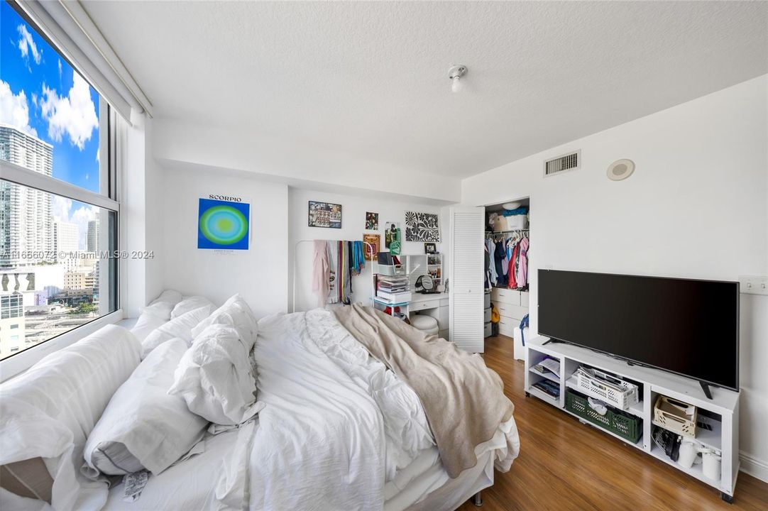 For Sale: $475,000 (1 beds, 1 baths, 757 Square Feet)