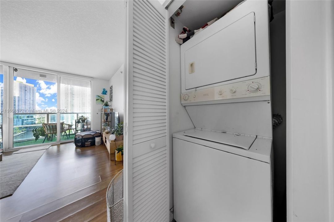 For Sale: $475,000 (1 beds, 1 baths, 757 Square Feet)