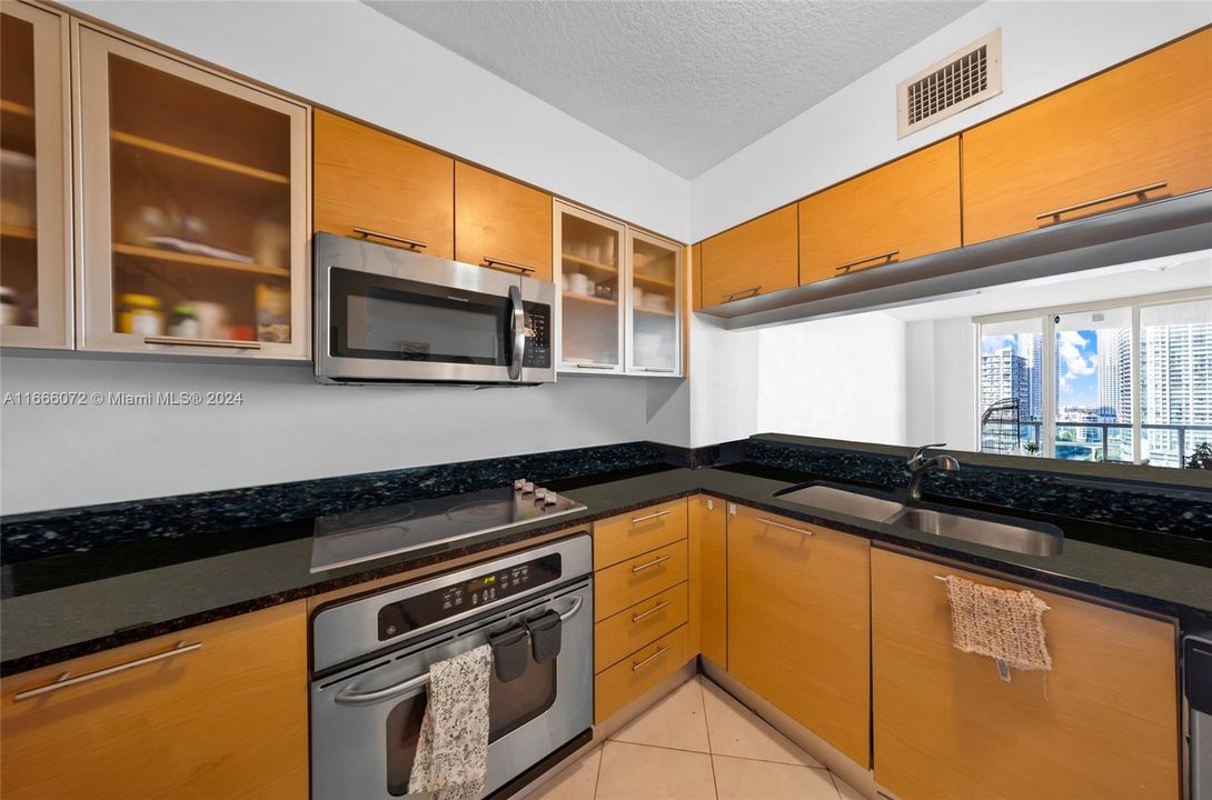 For Sale: $475,000 (1 beds, 1 baths, 757 Square Feet)