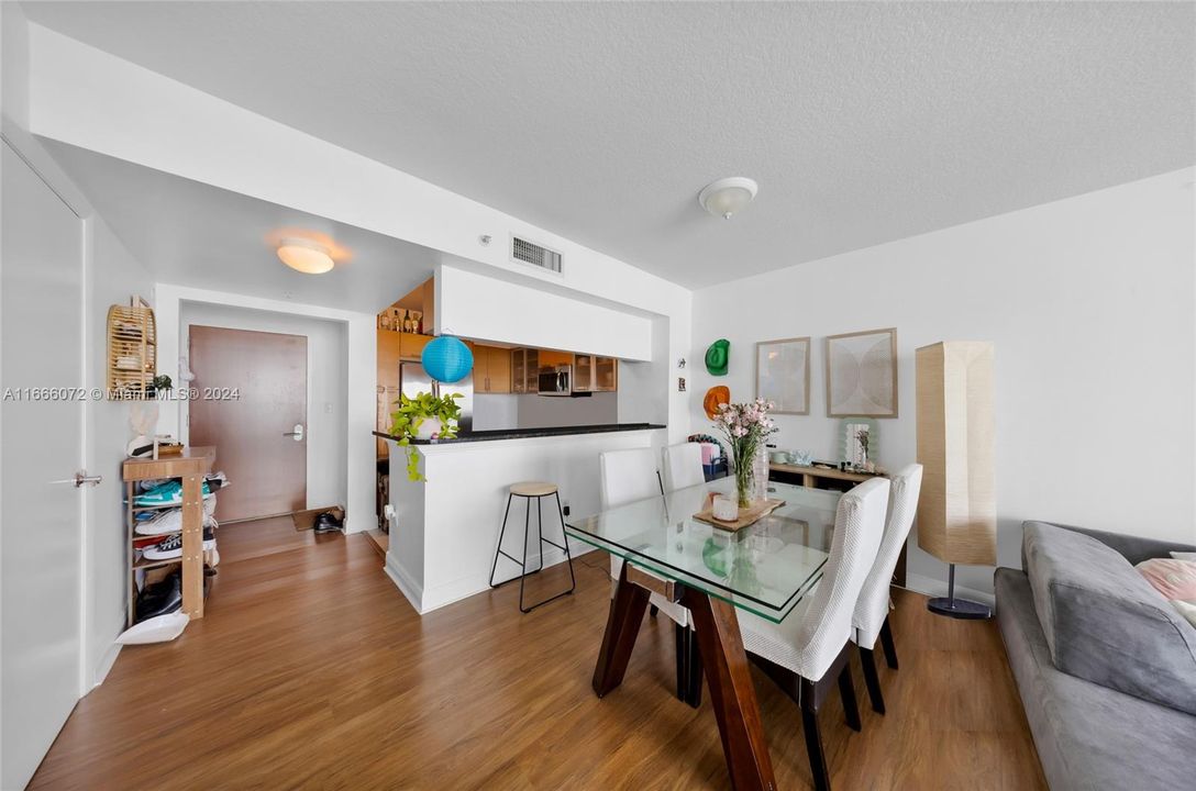 For Sale: $475,000 (1 beds, 1 baths, 757 Square Feet)