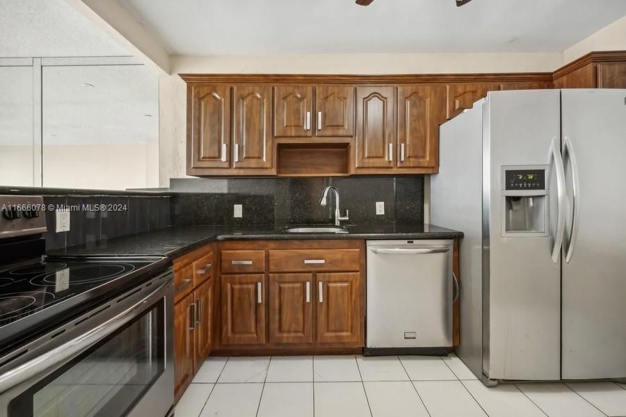 For Sale: $255,000 (1 beds, 1 baths, 913 Square Feet)