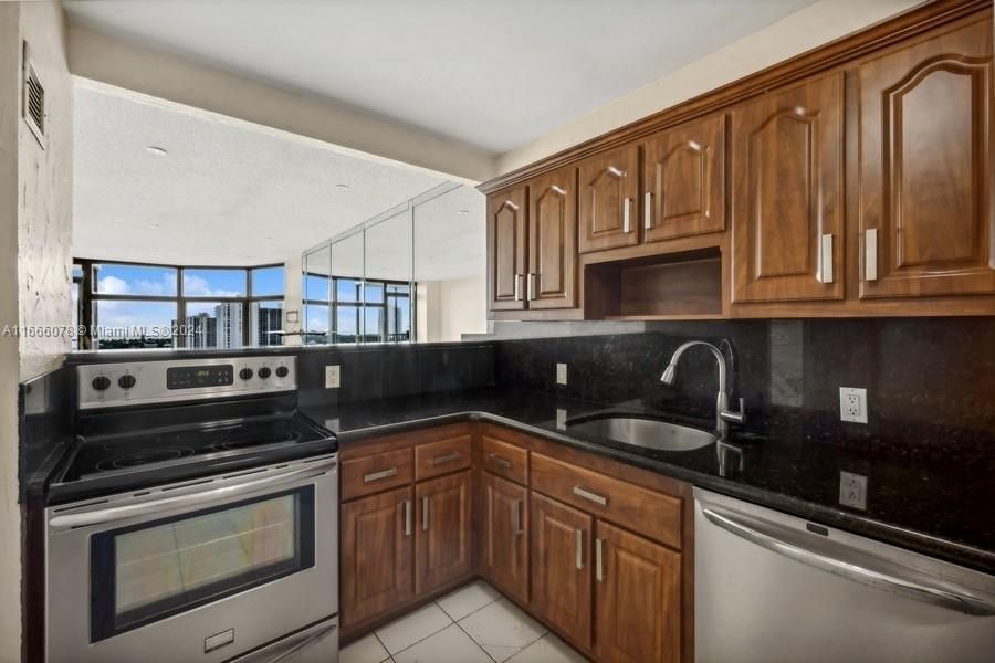 For Sale: $255,000 (1 beds, 1 baths, 913 Square Feet)