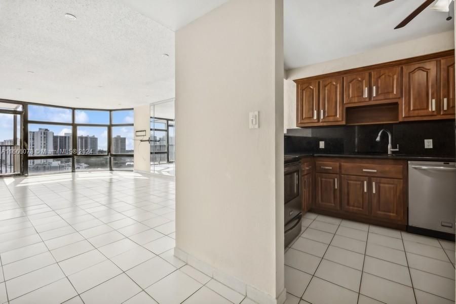 For Sale: $255,000 (1 beds, 1 baths, 913 Square Feet)