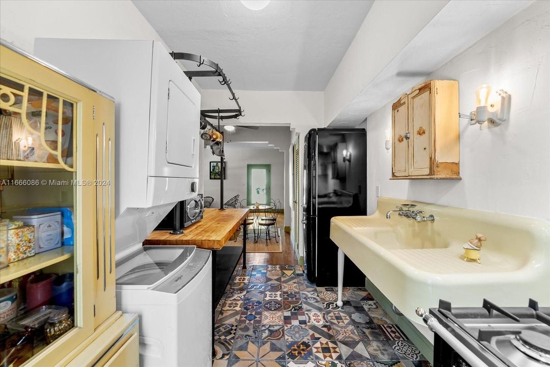 For Sale: $440,000 (1 beds, 1 baths, 640 Square Feet)