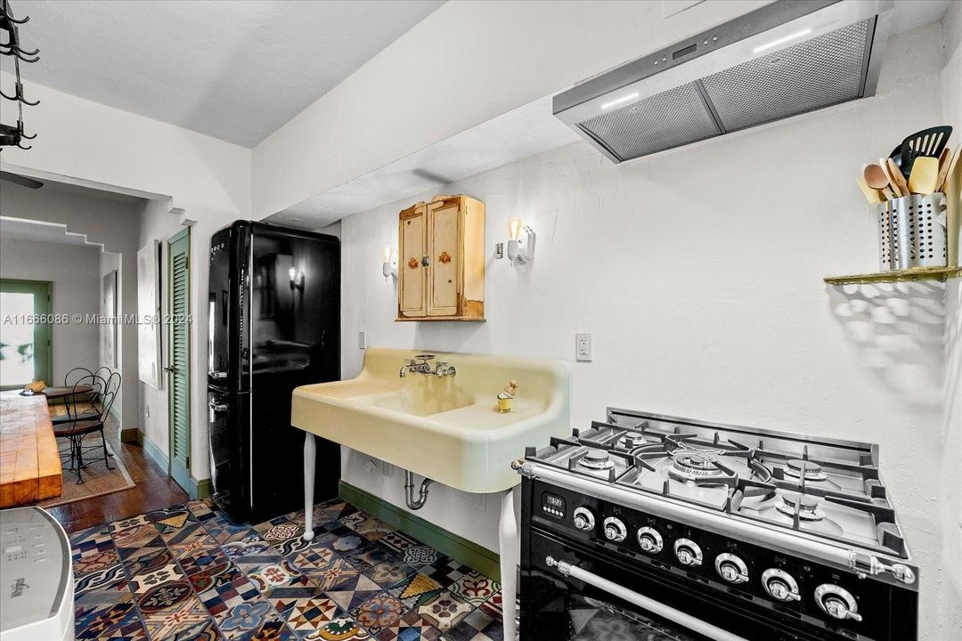 For Sale: $440,000 (1 beds, 1 baths, 640 Square Feet)